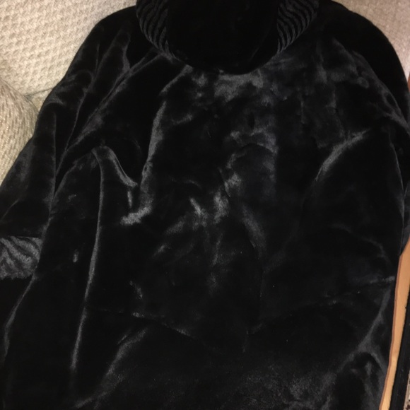 ⭐️Beautiful knee length fur coat ⭐️ - Picture 2 of 5